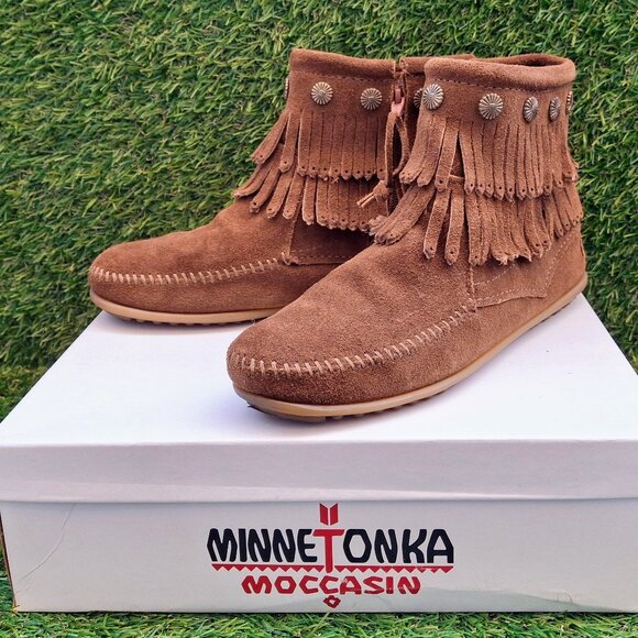 Like New in Box! Minnetonka Double Fringe Brown Side Zip Moccasin Bootie SZ 7 - Picture 2 of 6
